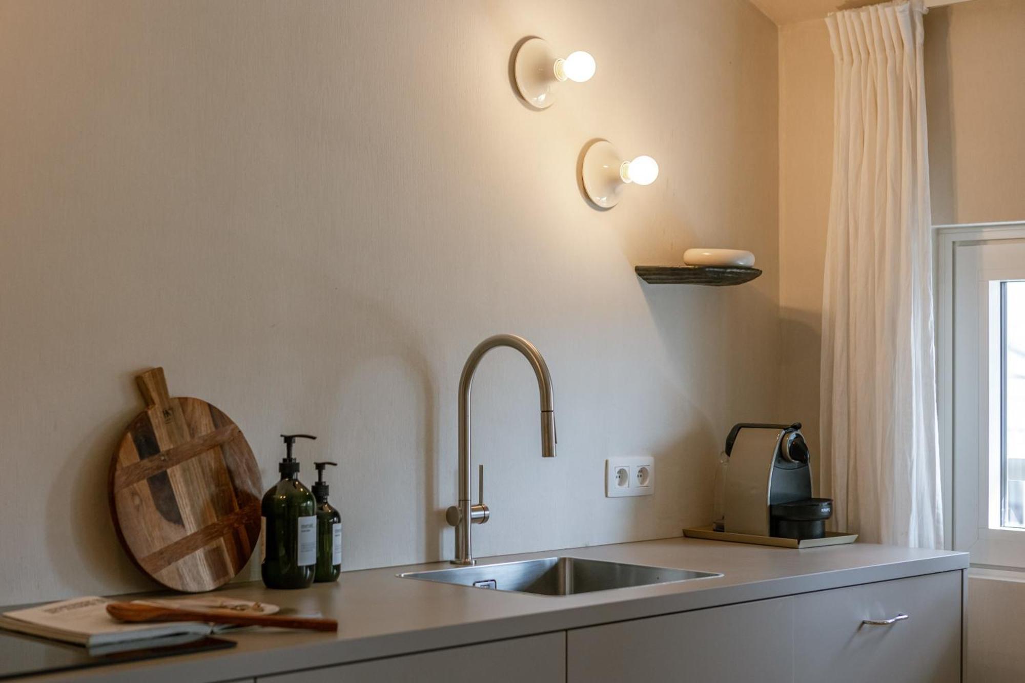 Апартаменты Huswell - Urban Getaway For Two In The Heart Of Антверпен Экстерьер фото